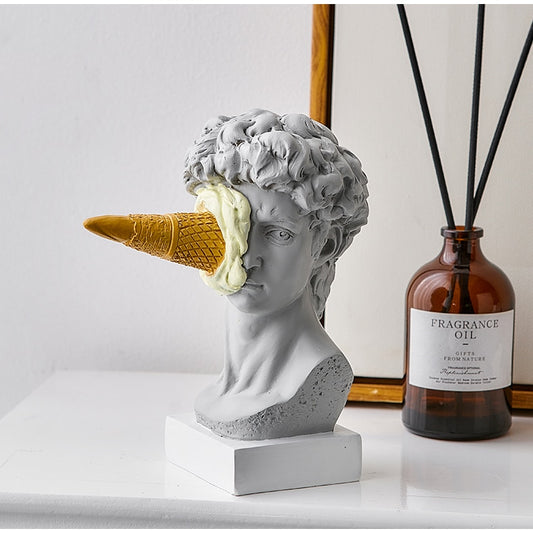פסל יווני עם קישוט גלידה